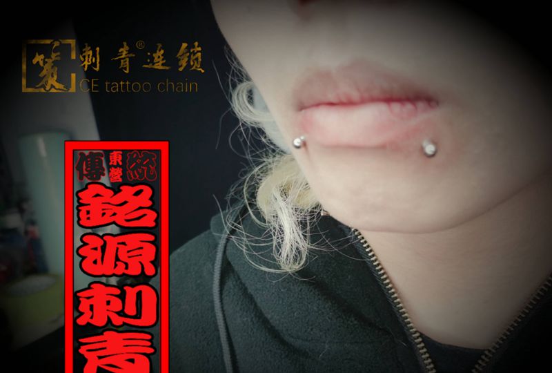 唇钉纹身图片_穿孔唇钉纹身图案