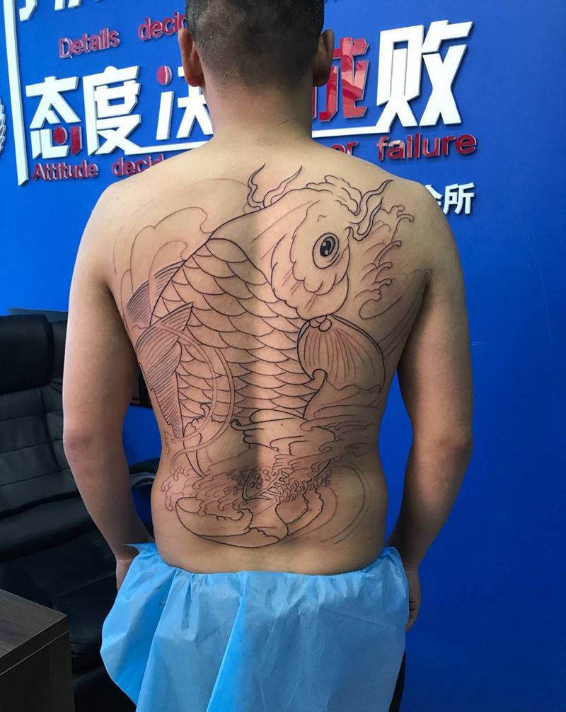 满背锦鲤线条纹身图片