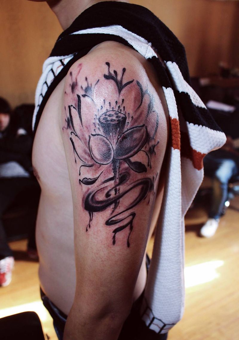 荷花水墨纹身图片