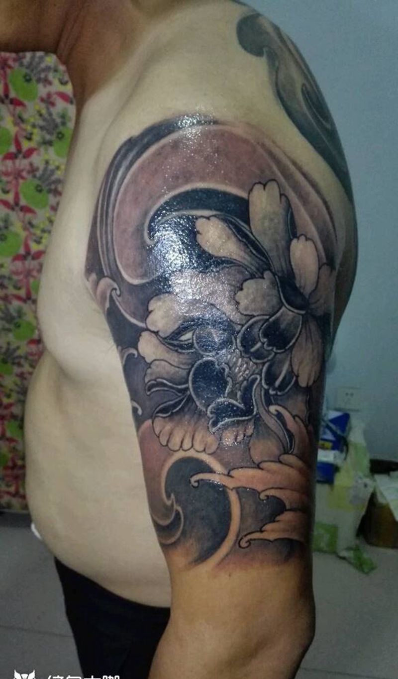 大臂牡丹完成纹身图片