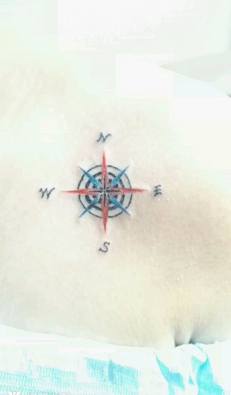 锁骨指南针纹身图片_肩部胸部欧美原创成品纹身图案