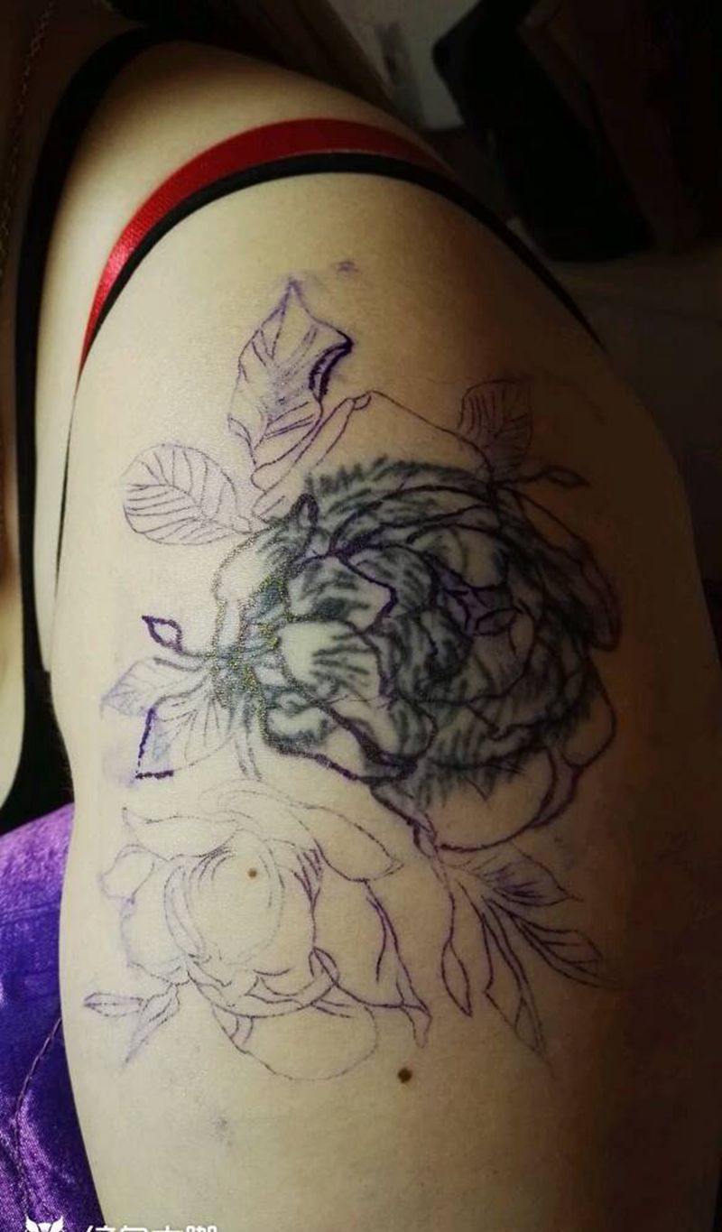 遮盖纹身，黑灰牡丹纹身图片_手臂欧美传统植物成品纹身图案