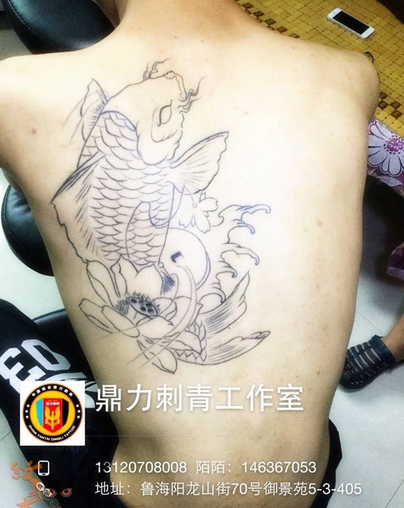 招财锦鲤纹身图片_背部写实动物纹身图案