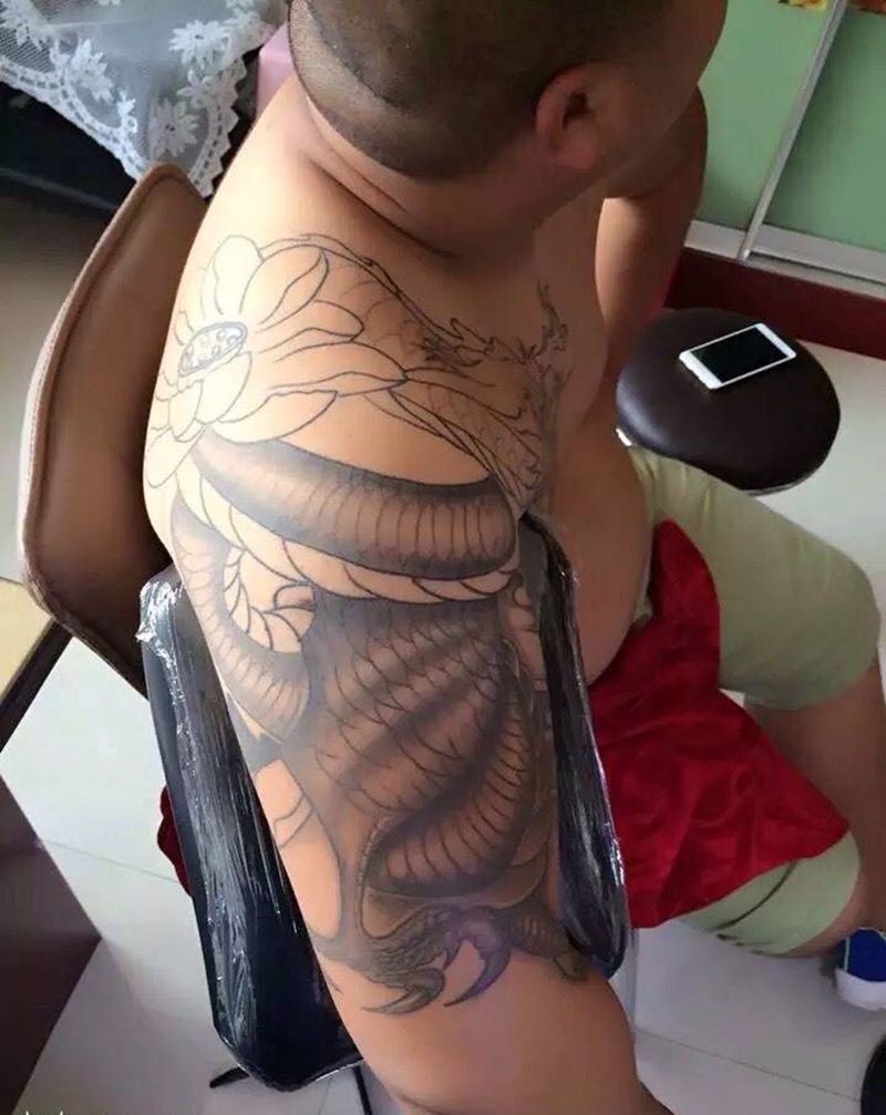 过肩龙纹身图片_胸部手臂传统动物纹身图案