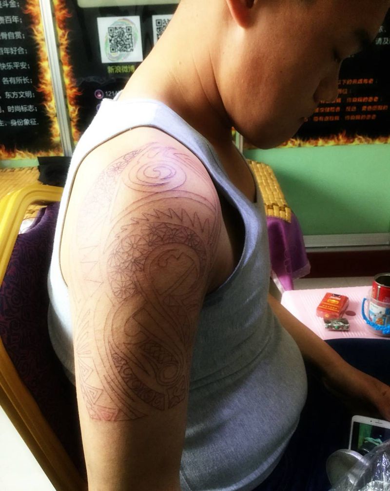 大臂玛雅图腾纹身图片_手臂传统图腾纹身图案