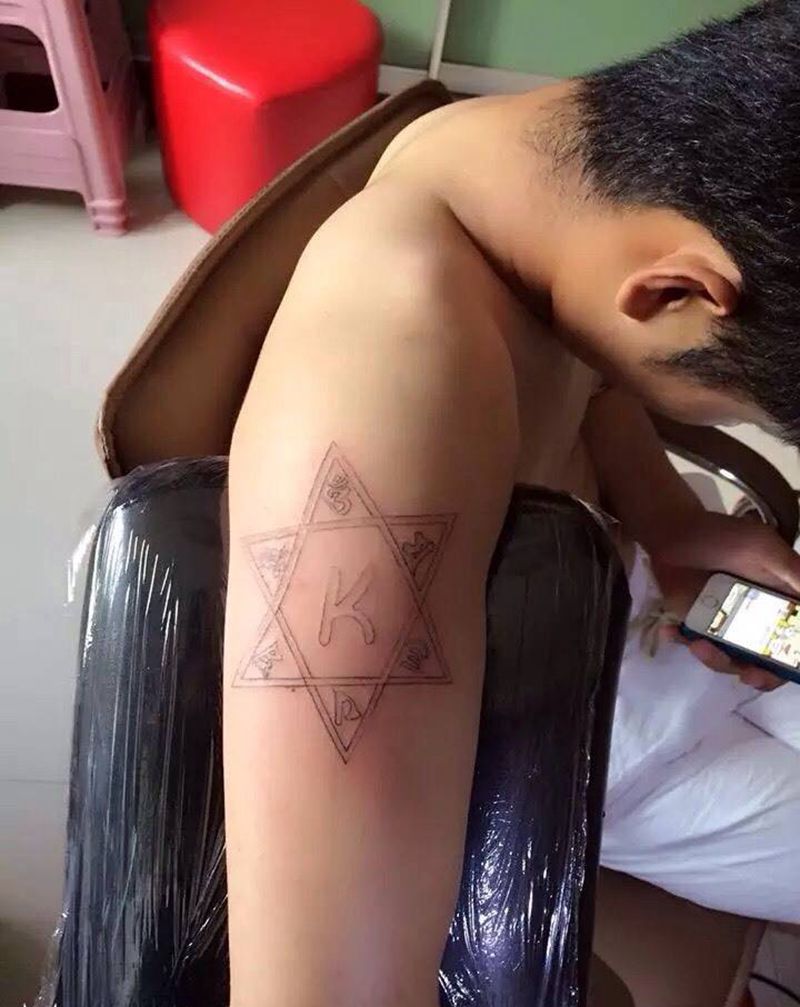 大臂六芒星纹身图片_手臂清新字符纹身图案