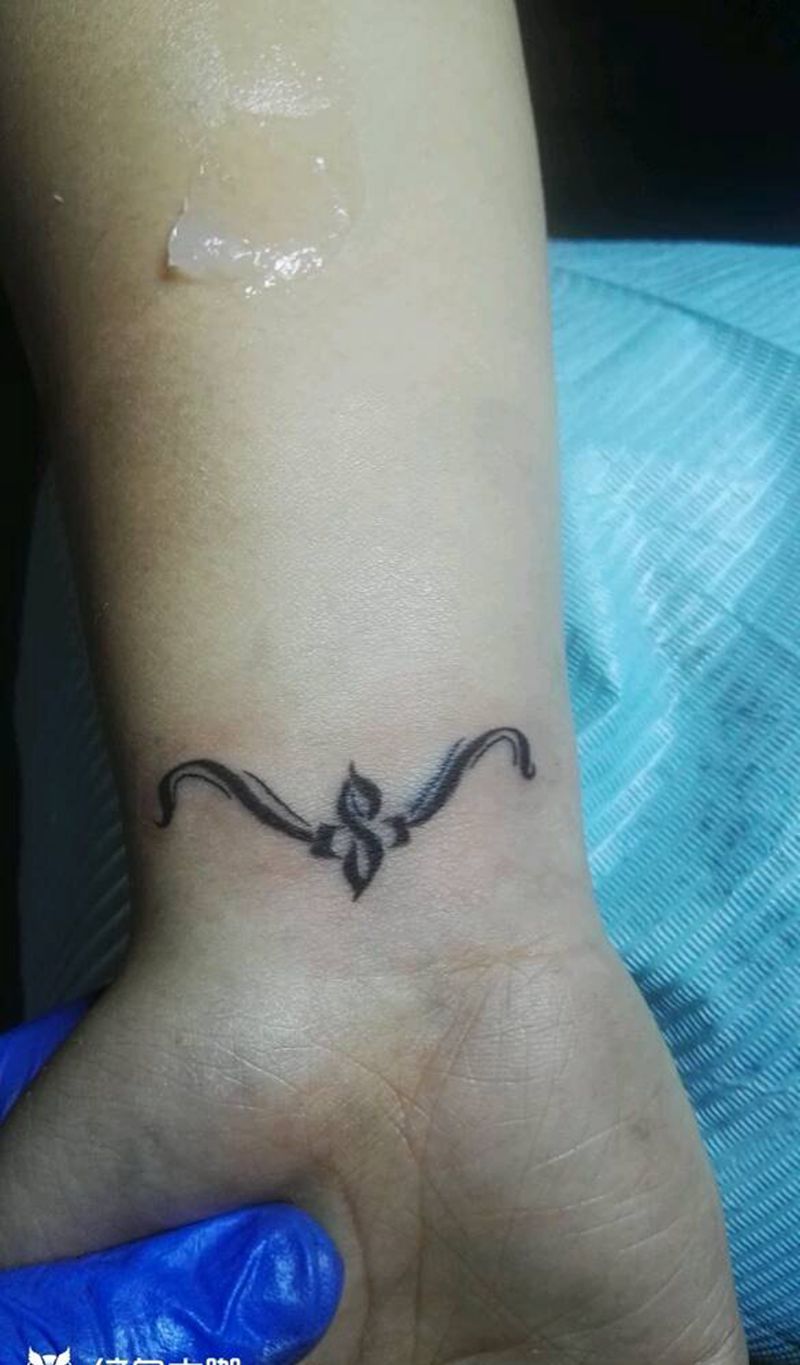 手腕字母纹身图片_手部欧美习俗清新字符原创成品纹身图案