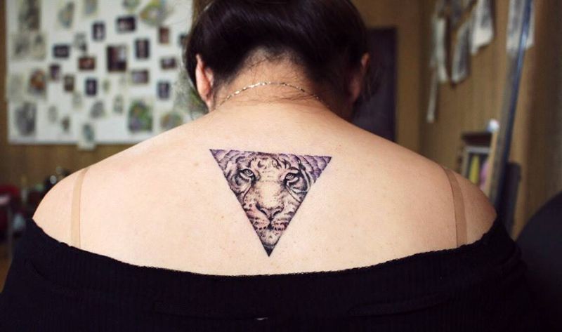 心有猛虎 细嗅蔷薇纹身图片_成品背部欧美清新动物纹身图案