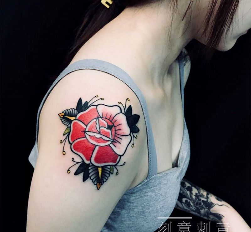 大美女的小花花纹身图片_肩部New School纹身图案