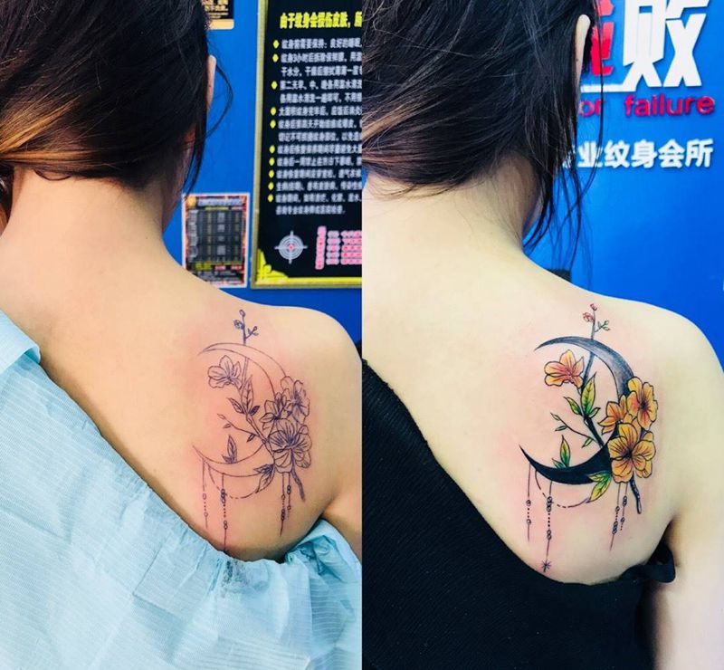 后肩月牙花纹身图片