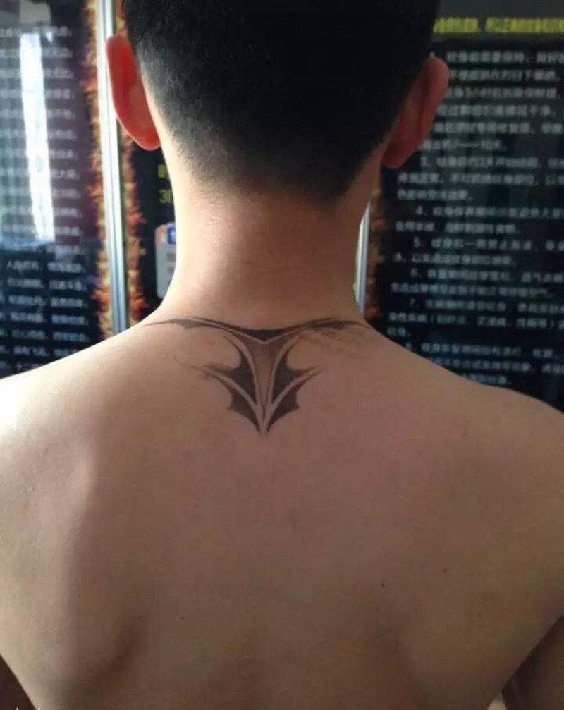 图腾小清新纹身图片_成品颈部传统图腾纹身图案