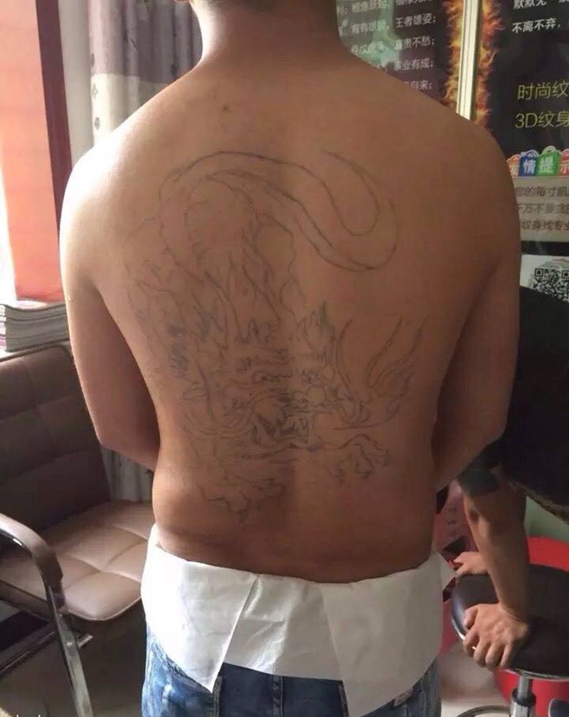 满背锦鲤遮盖纹身图片_背部传统动物纹身图案