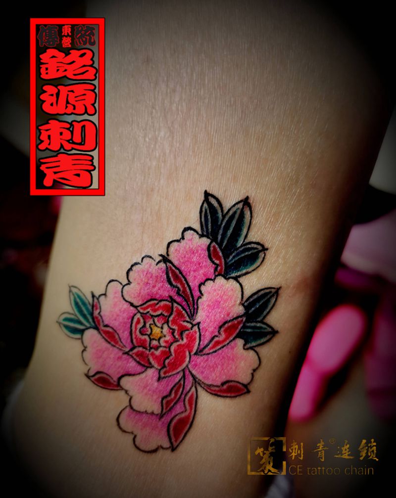 富贵牡丹一小朵纹身图片_腿部老传统新传统纹身图案