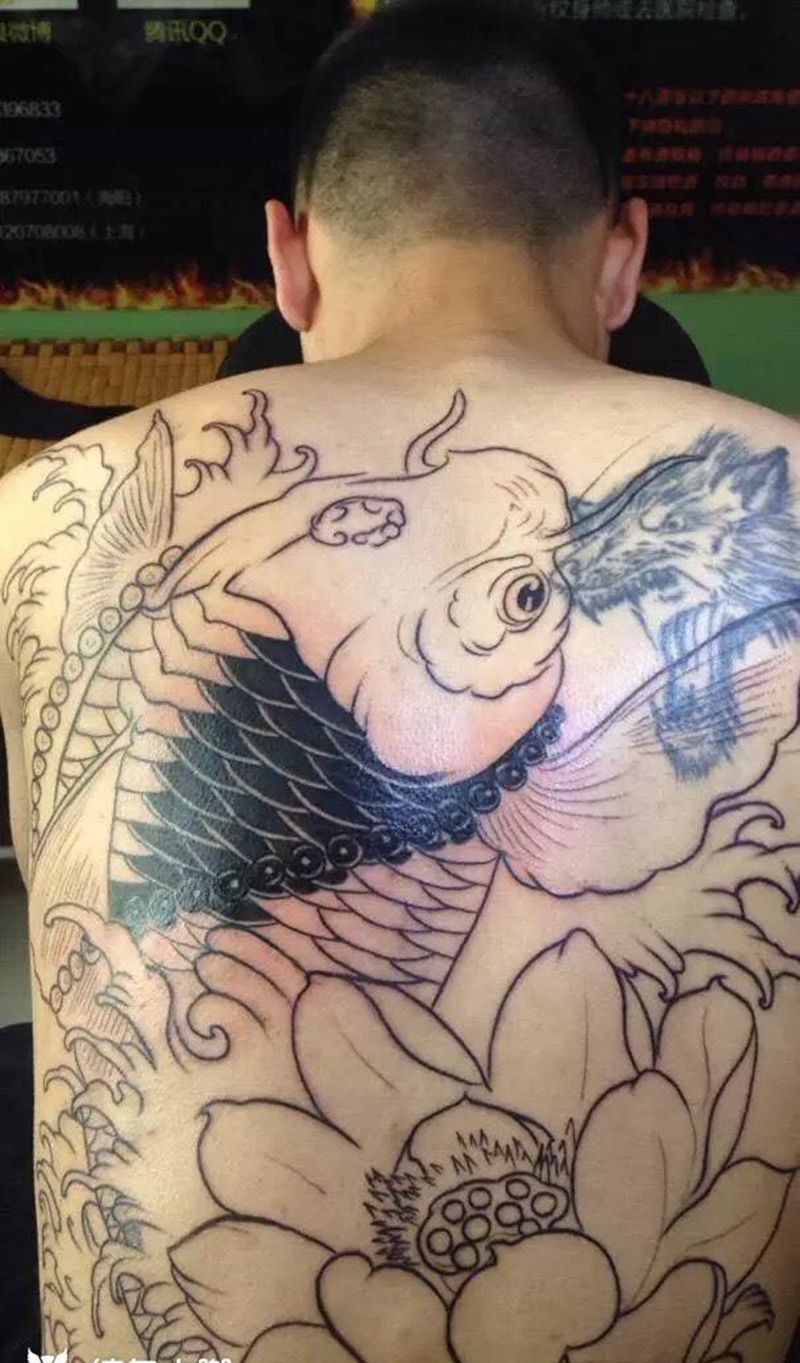 满背锦鲤遮盖(未完成)纹身图片_腰部传统动物纹身图案