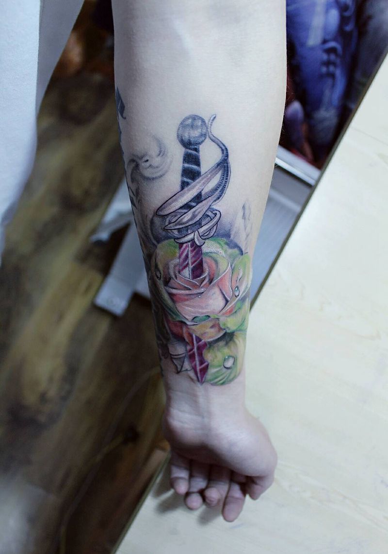 色字头上一把刀纹身图片_手臂欧美植物成品纹身图案