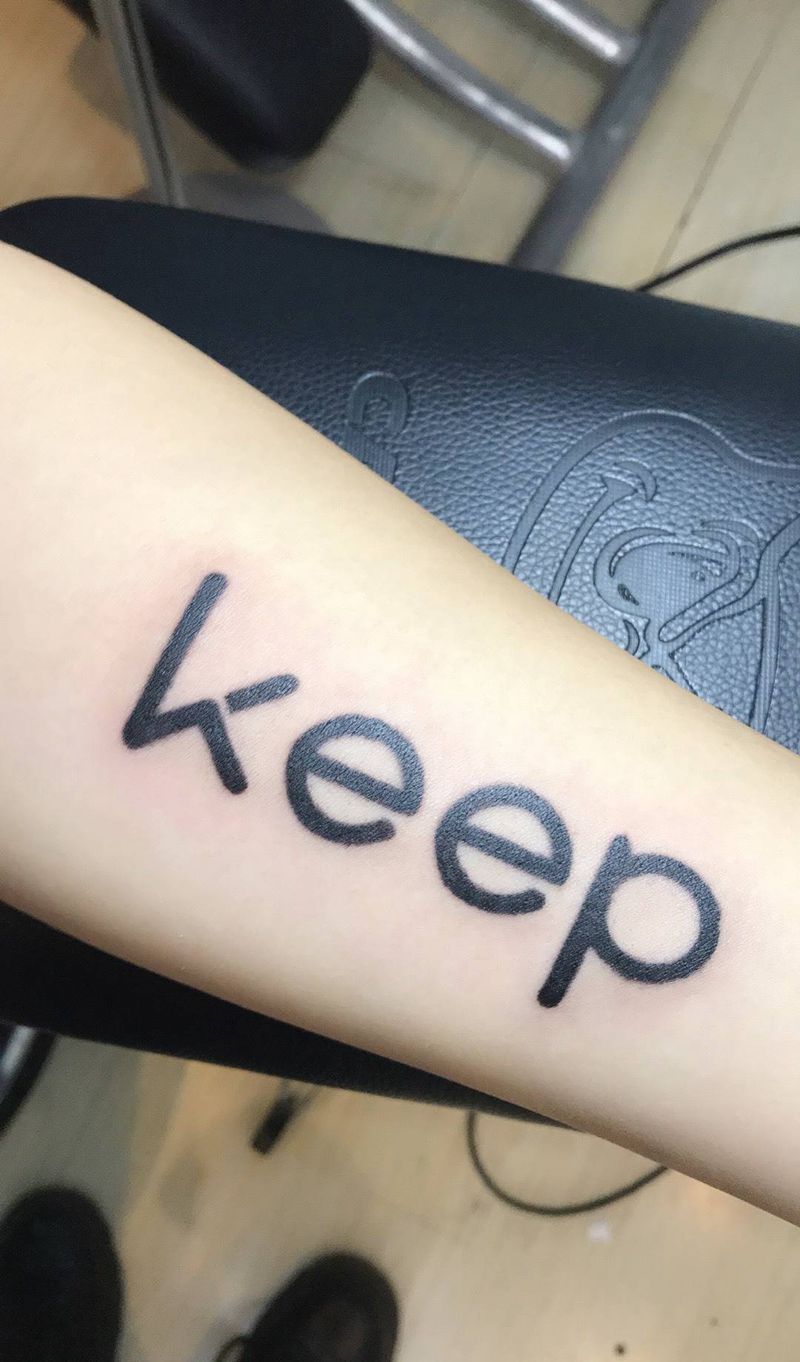 左小臂内侧英文纹身图片_成品手臂欧美习俗清新传统字符原创纹身图案