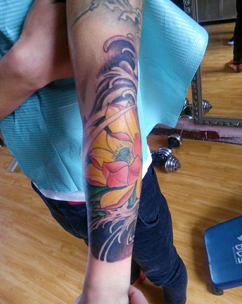 彩色荷花纹身图片