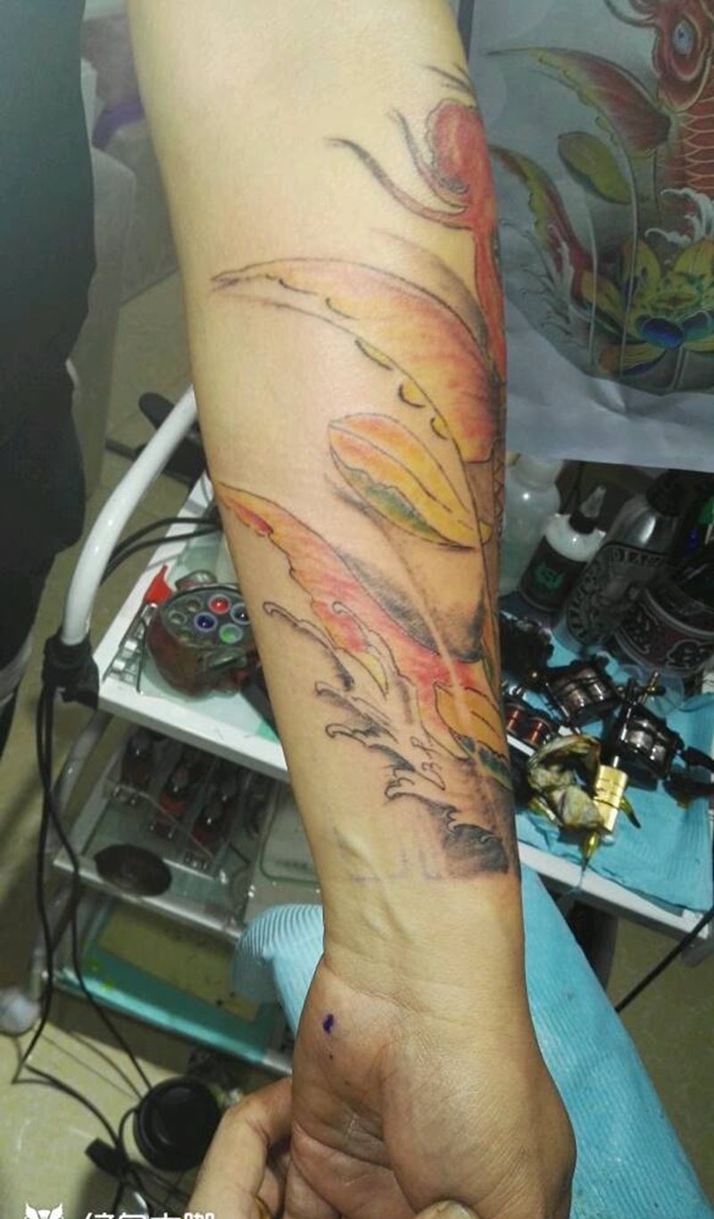 小臂鲤鱼纹身图片_手臂传统动物成品纹身图案