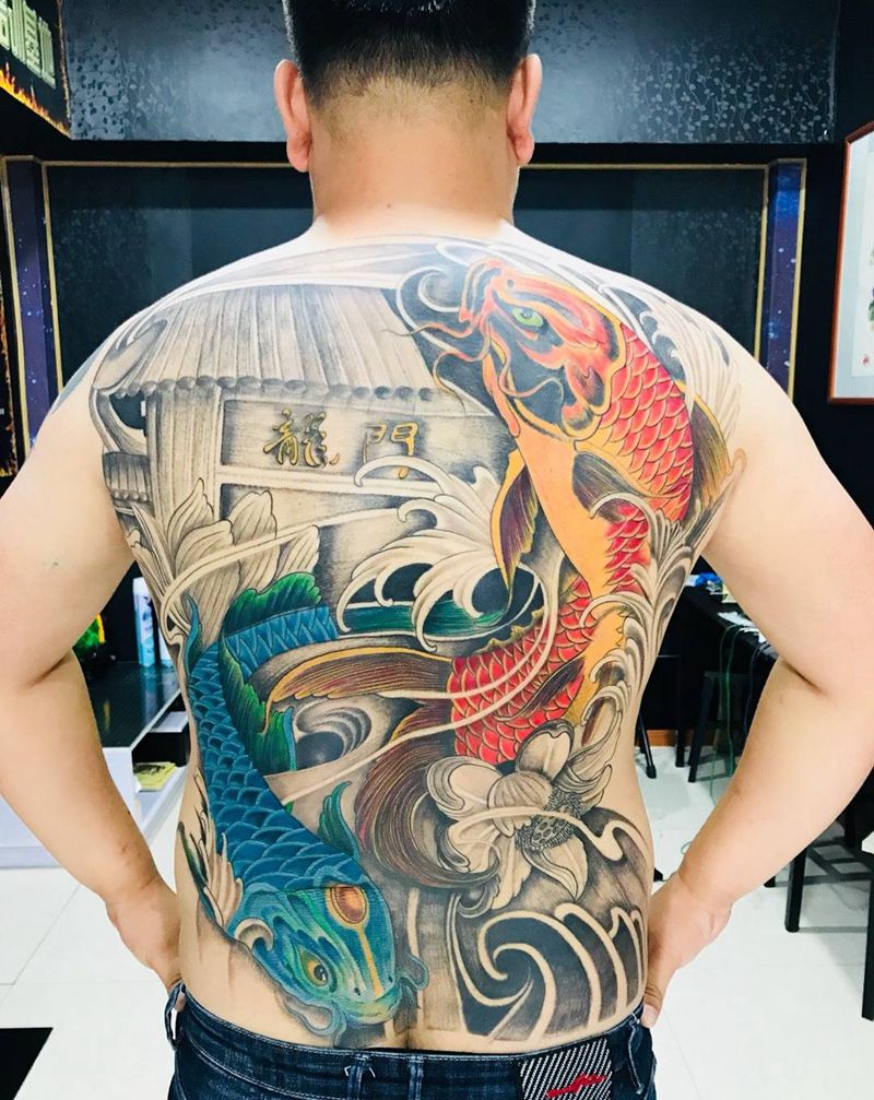 满背鲤鱼跳龙门纹身图片