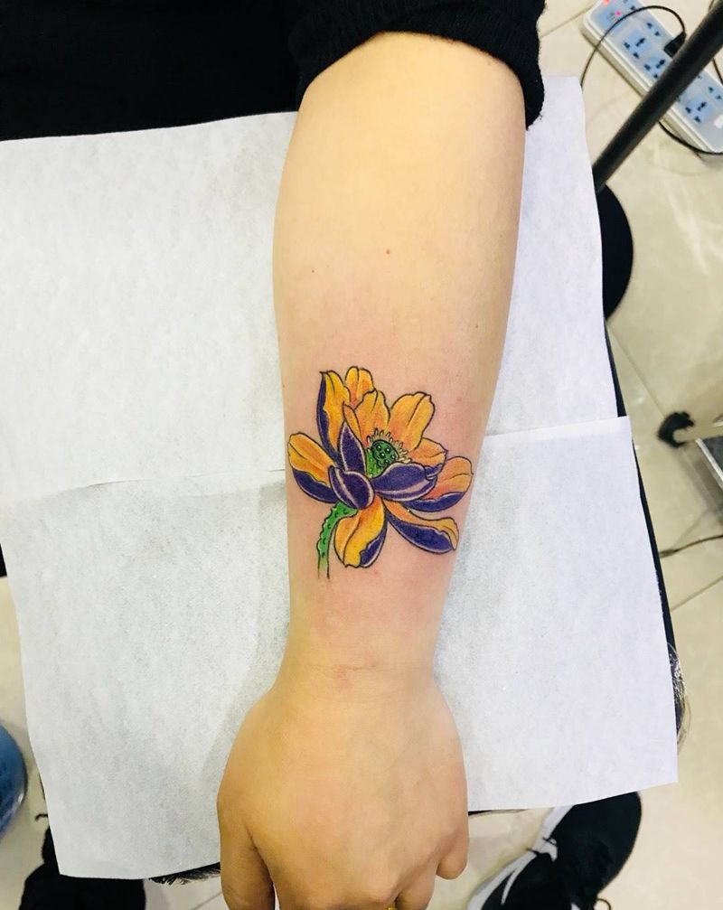 小臂外侧彩莲纹身图片