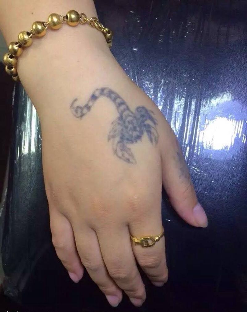 手背蝎子遮盖纹身图片_手部图腾纹身图案