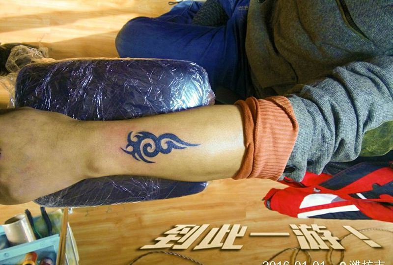 小图腾烟疤遮盖纹身图片