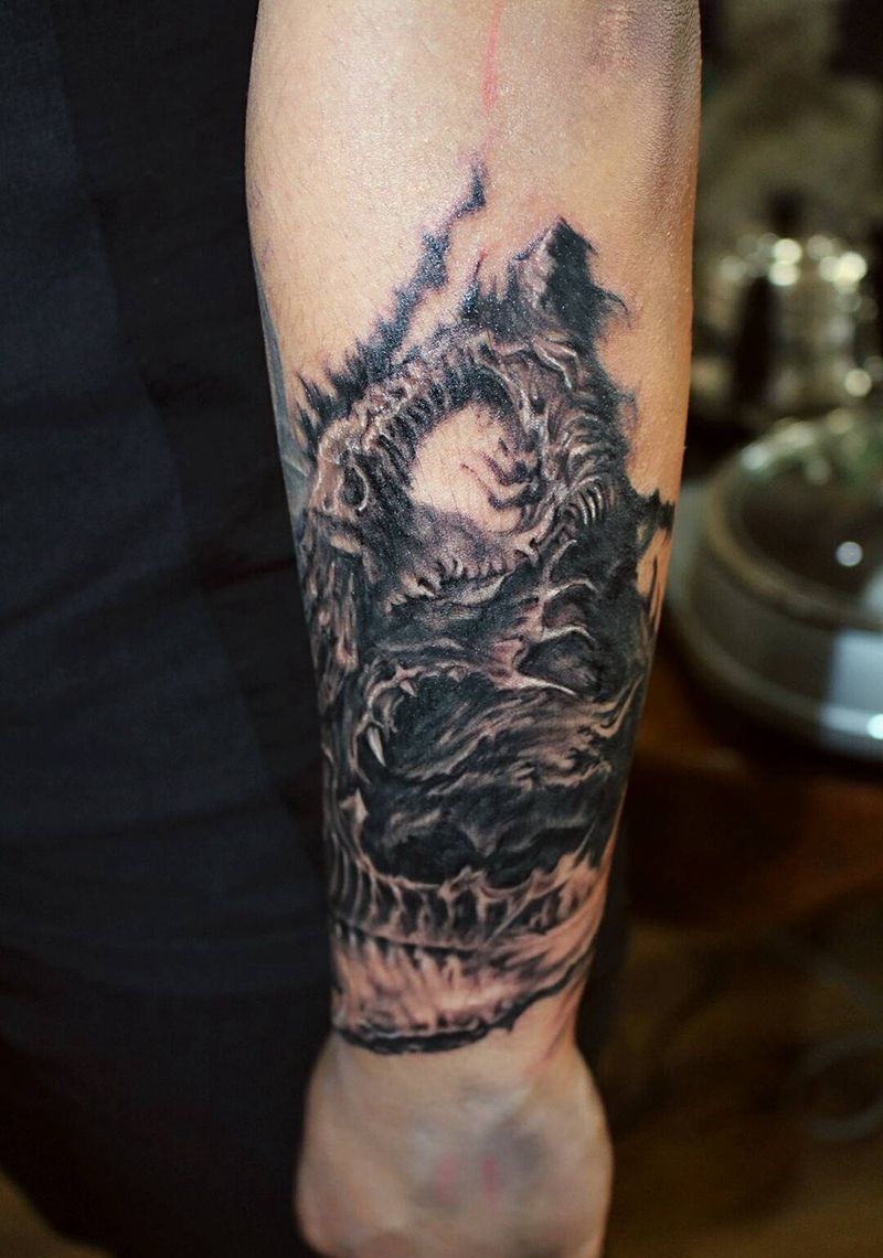 镰刀是神纹身图片_手臂欧美人物鬼神成品纹身图案