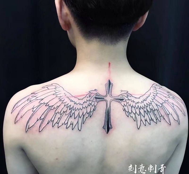 未完成翅膀纹身图片_成品背部欧美清新原创纹身图案