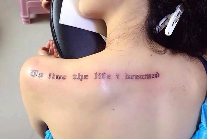 后肩英文小清新纹身图片_肩部清新字符纹身图案