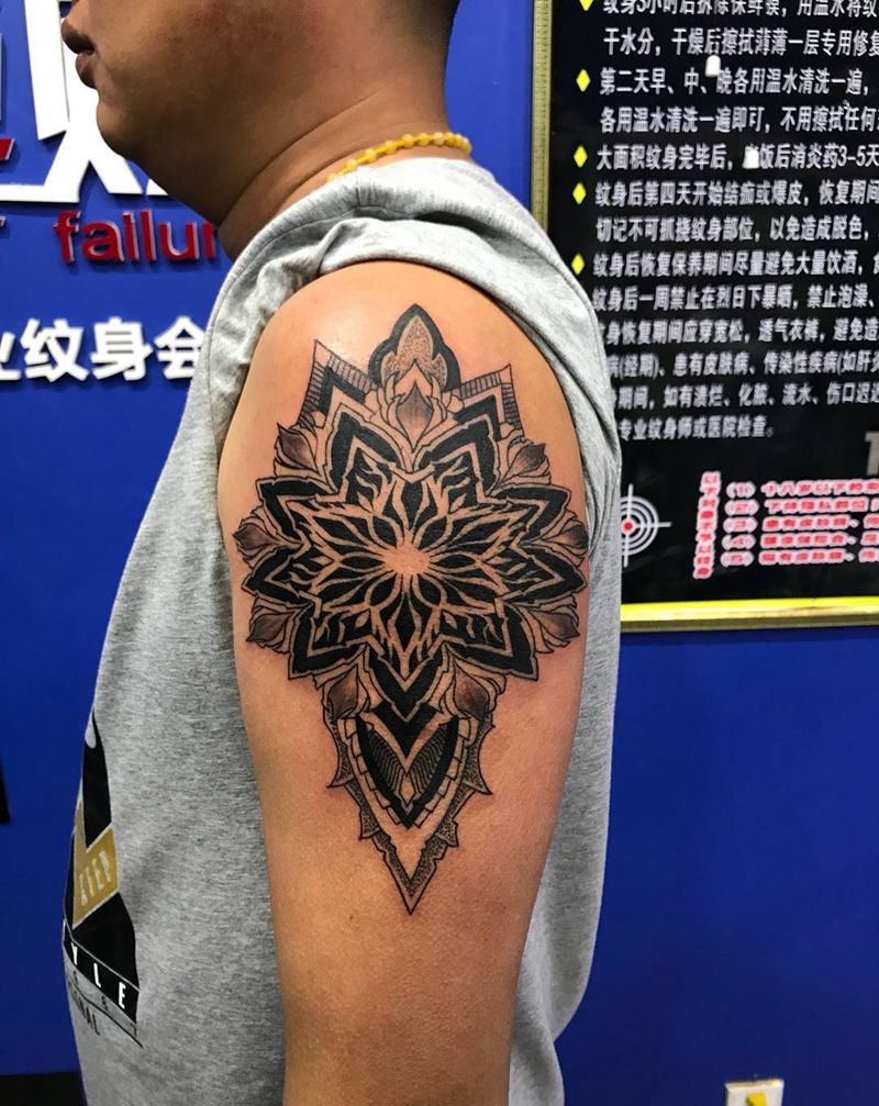 大臂梵花图腾纹身图片