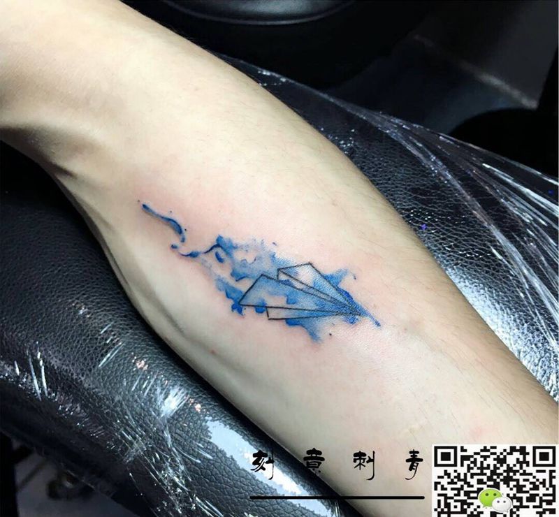 水彩小飞机纹身图片_成品手臂清新纹身图案