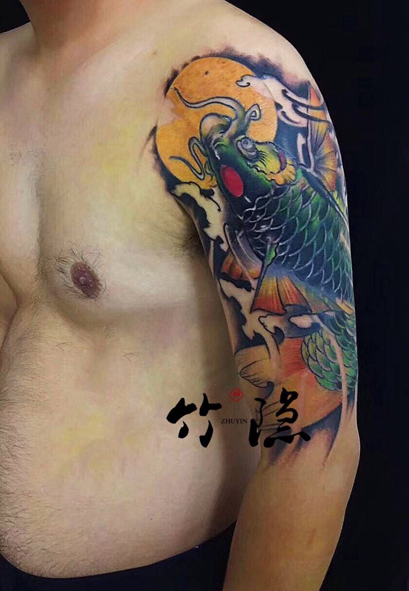 遮盖彩色锦鲤纹身图片