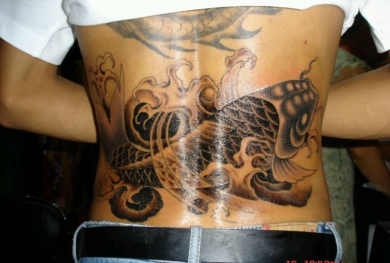 腰部鲤鱼纹身图片