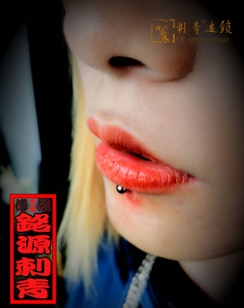 唇钉纹身图片_穿孔唇钉纹身图案