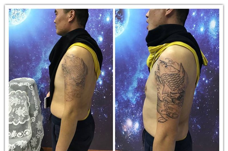 大臂彩色招财锦鲤纹身图片_手臂传统动物纹身图案