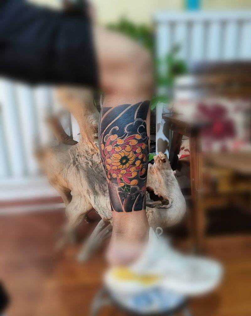 日式菊花纹身图片_腿部纹身图案