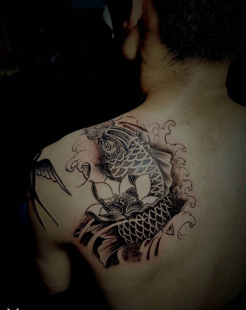 鱼纹身图片_背部新传统纹身图案