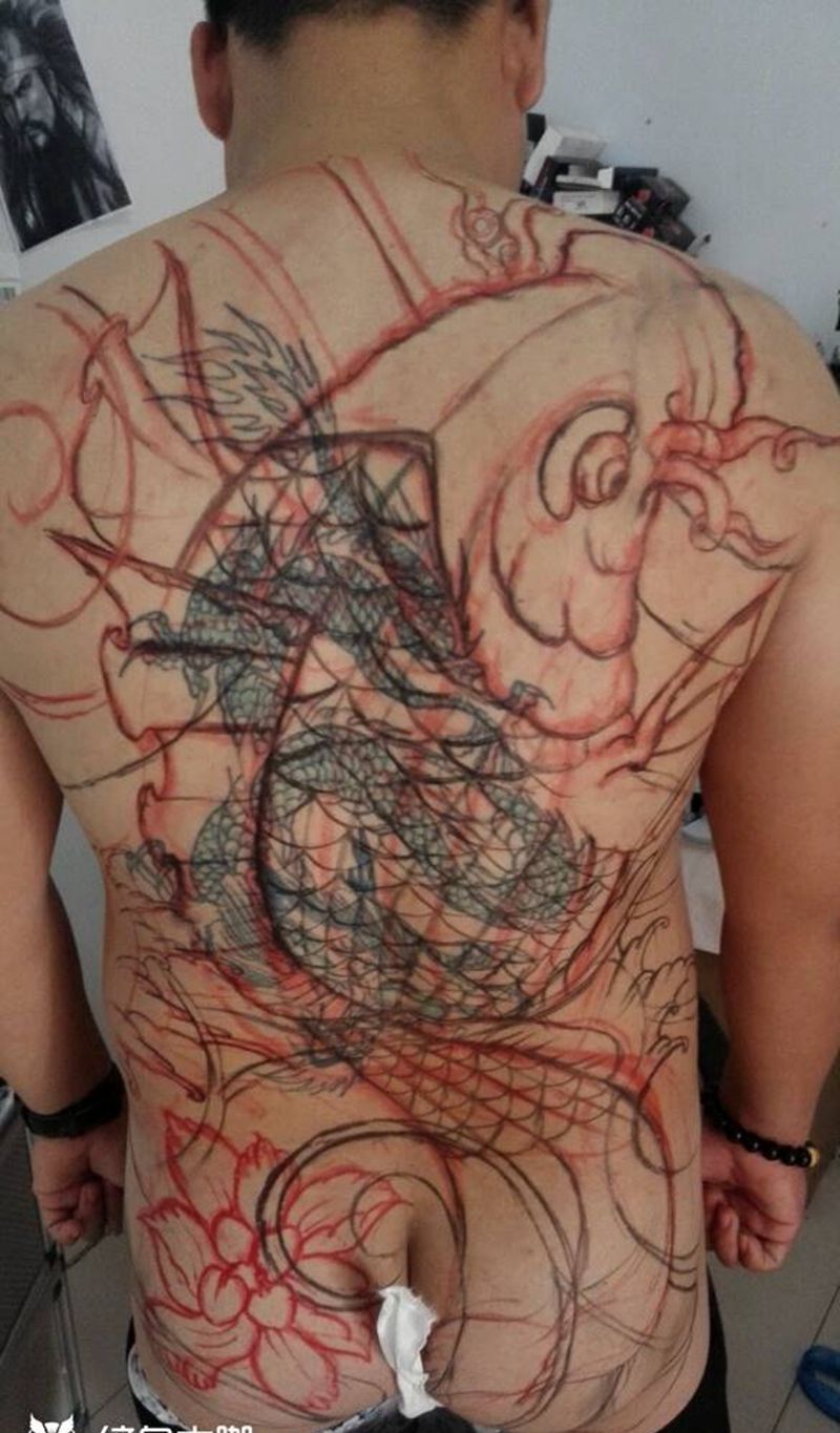 满背遮盖未完纹身图片