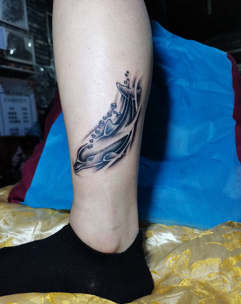 小海豚纹身图片_腿部纹身图案