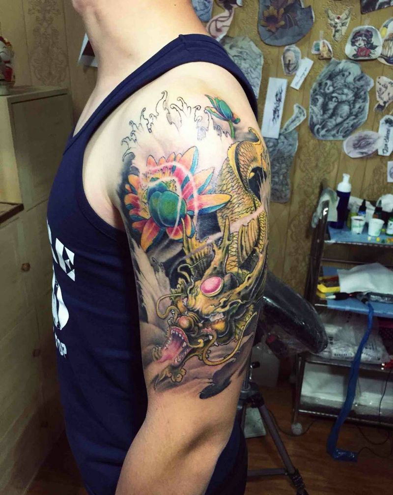 大臂彩色鳌鱼纹身图片_成品肩部手臂传统动物纹身图案