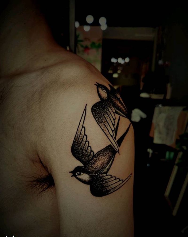 燕子纹身图片_手臂Old School纹身图案