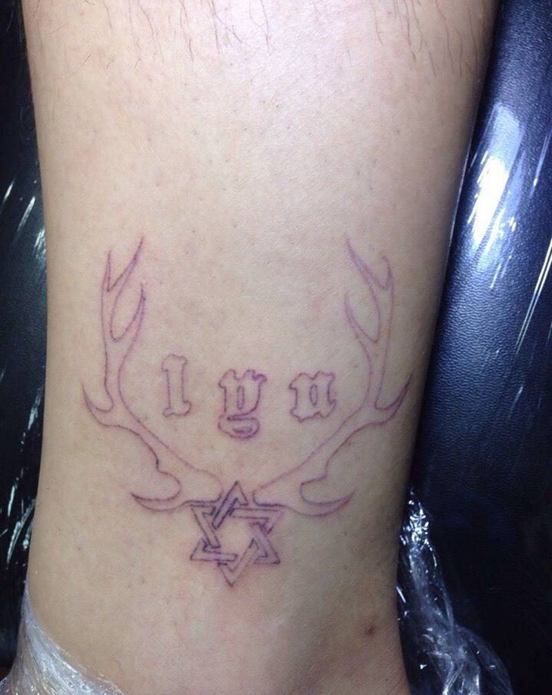 脚踝点刺六芒星鹿角纹身图片_脚部字符纹身图案