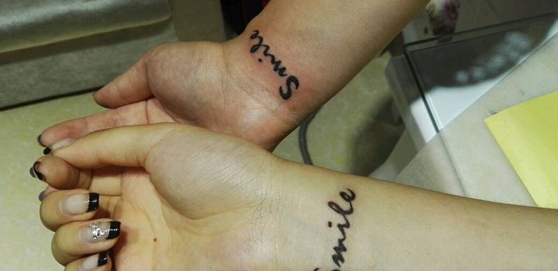 微笑英文纹身图片_手臂欧美字符成品纹身图案