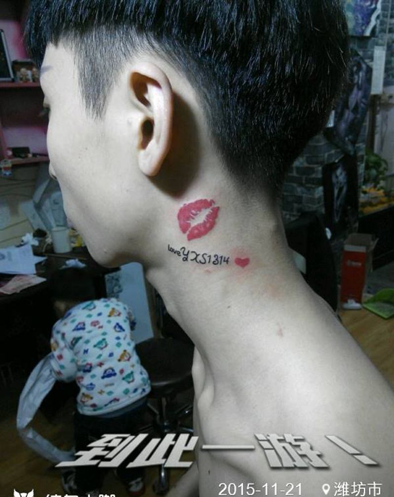 爱人的唇纹身图片