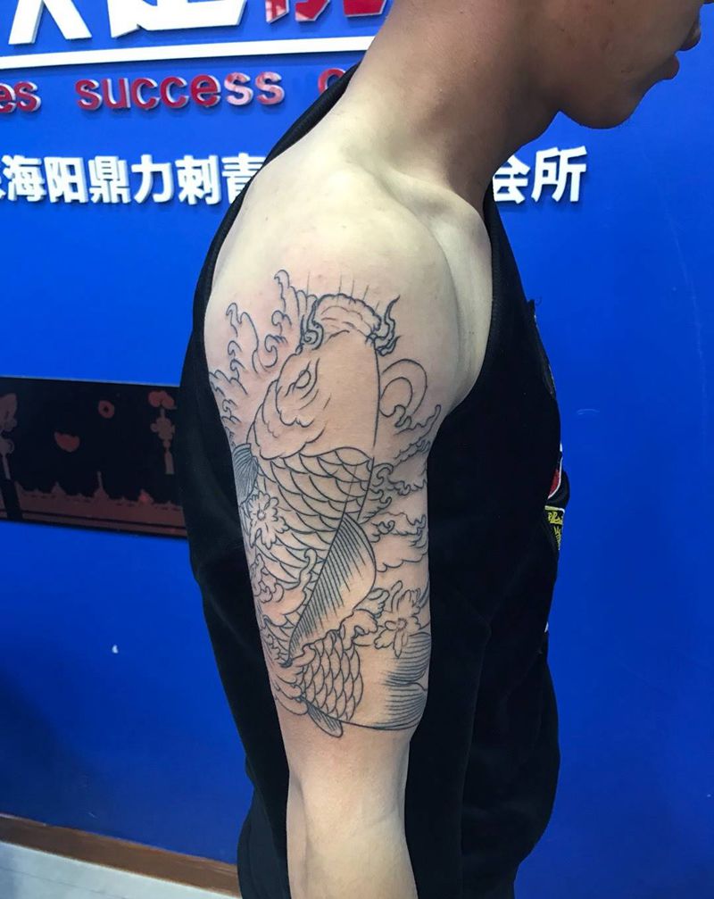 大臂鲤鱼线条纹身图片
