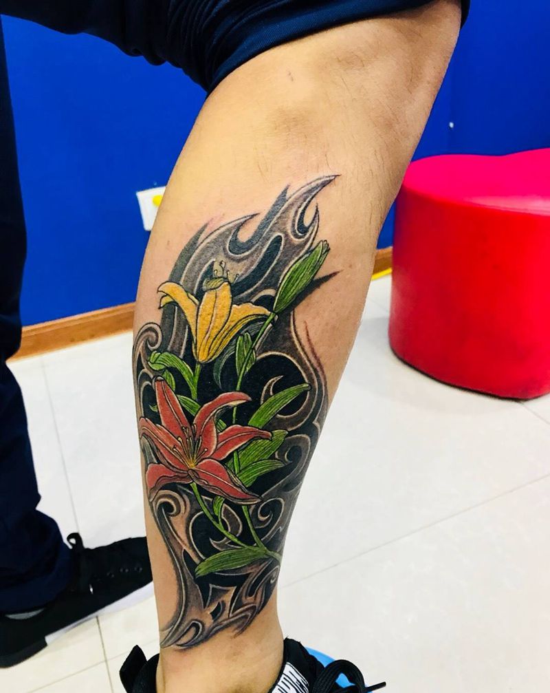 小腿外侧彼岸花纹身图片