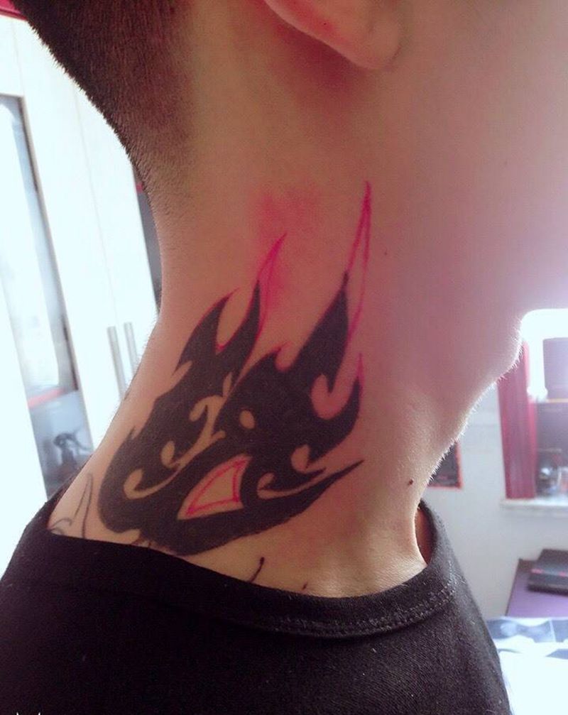 颈部图腾延伸纹身图片_颈部图腾纹身图案