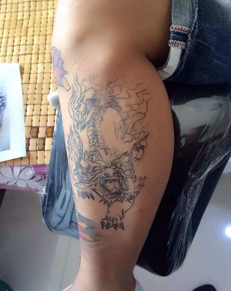 小腿貔貅打雾纹身图片_腿部动物纹身图案