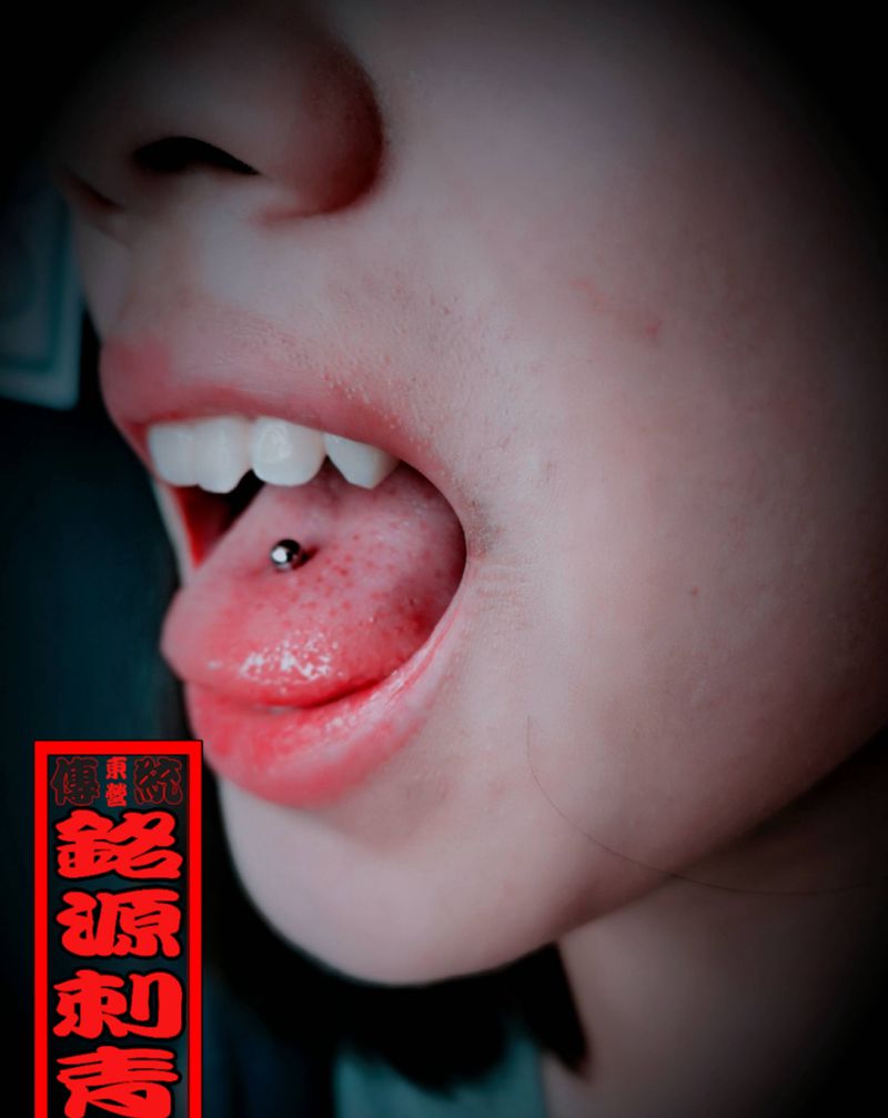 穿孔—舌钉纹身图片_穿孔舌钉纹身图案