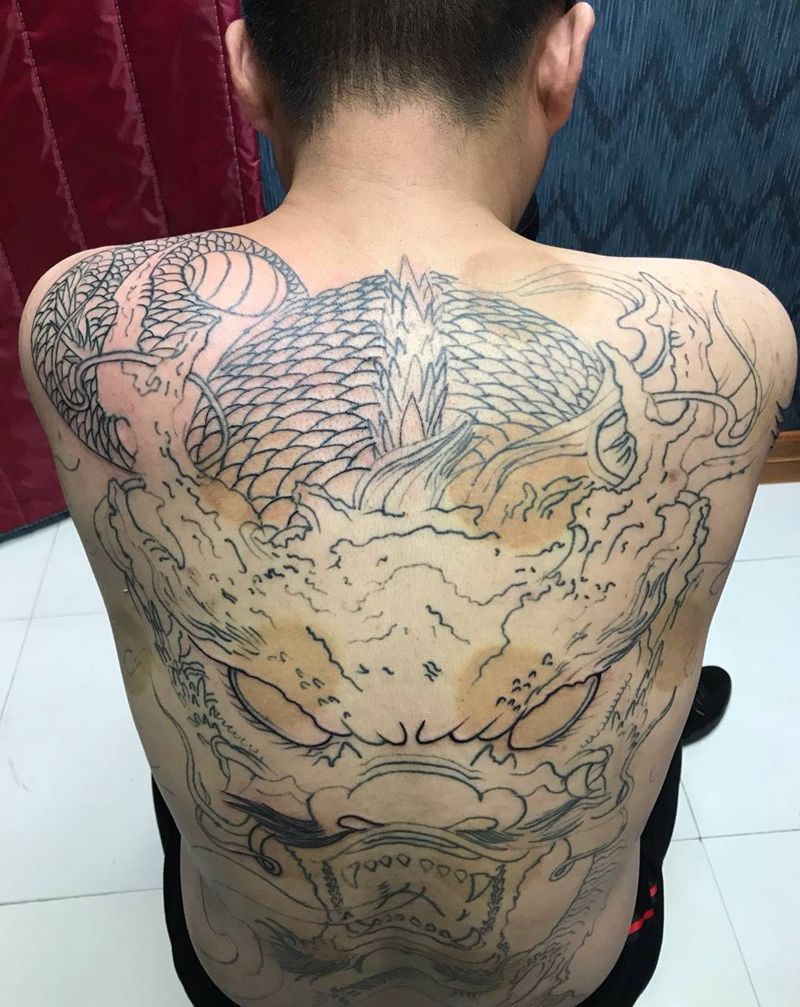满背线条修改纹身图片